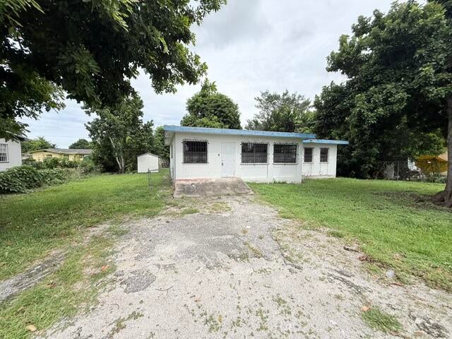 Photo of 1421 NW Avenue D, Belle Glade, FL 33430 (MLS # B26082062)