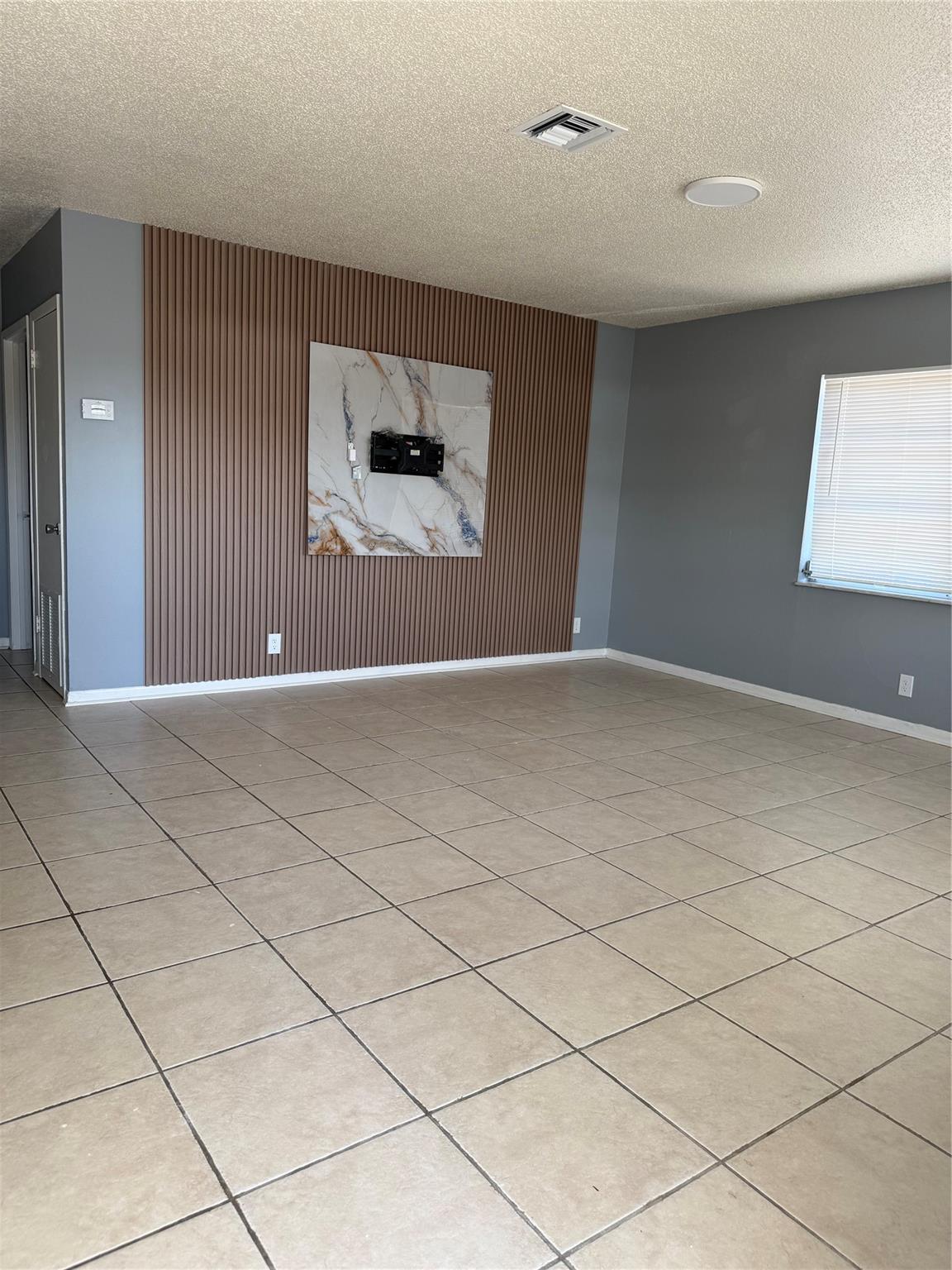 HOVIANNA IV - Residential Lease