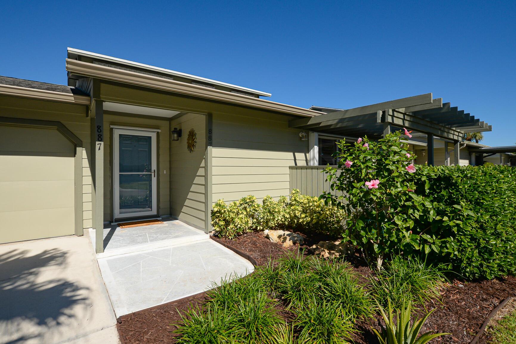 887 NE Dahoon Terrace