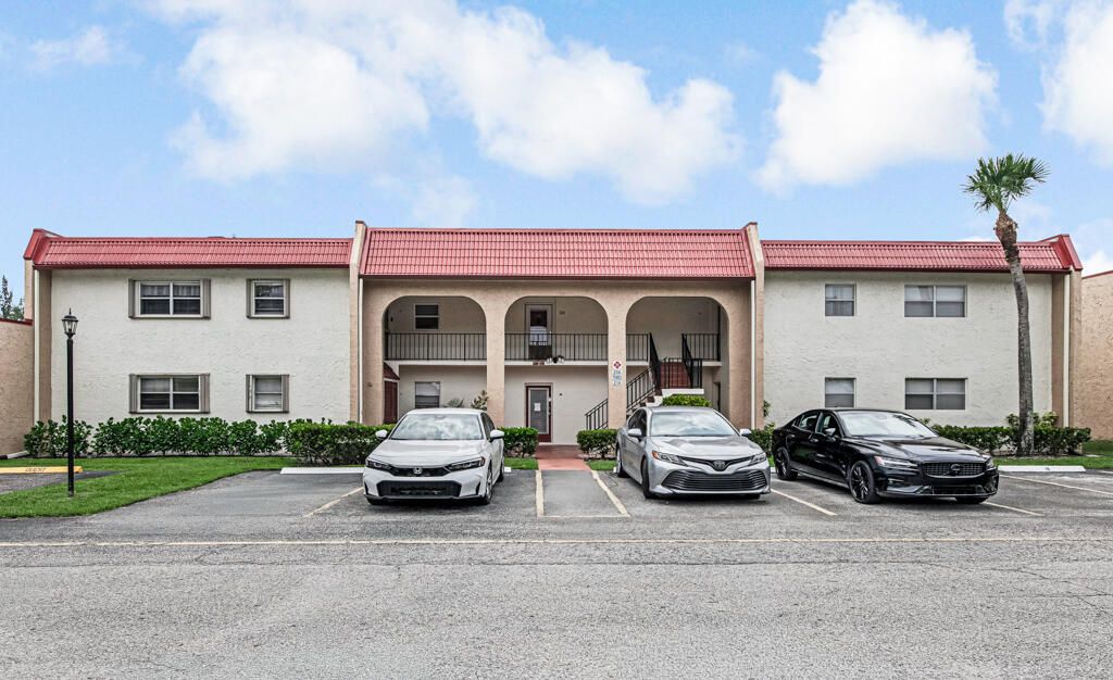 Photo of 216 Lake Dora Drive, West Palm Beach, FL 33411 (MLS # B26049451)
