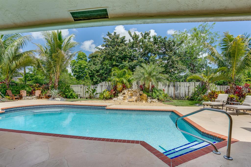 PINEWOOD MANOR OF WELLINGTON - Residential