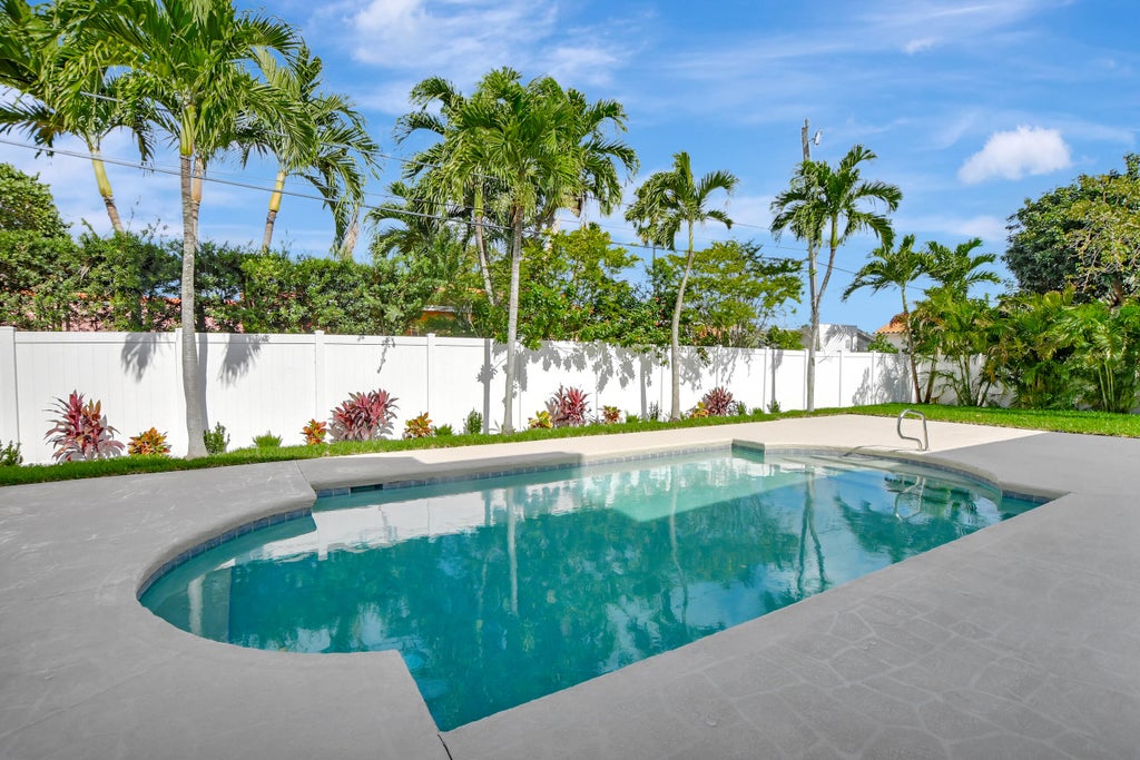 Photo of 237 NW 7th Street, Boca Raton, FL 33432 (MLS # B26027964)
