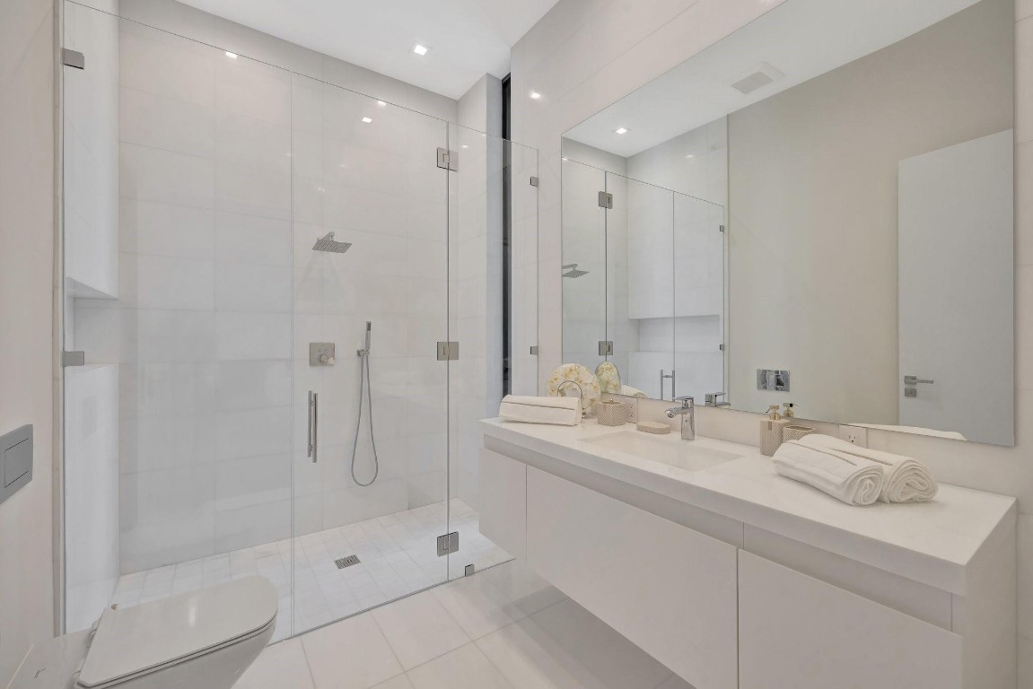 Del Lago Isle 42-2 B - Residential