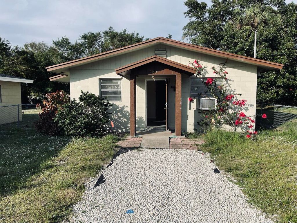 Photo of 2510 Avenue I, Fort Pierce, FL 34947 (MLS # R11055234)