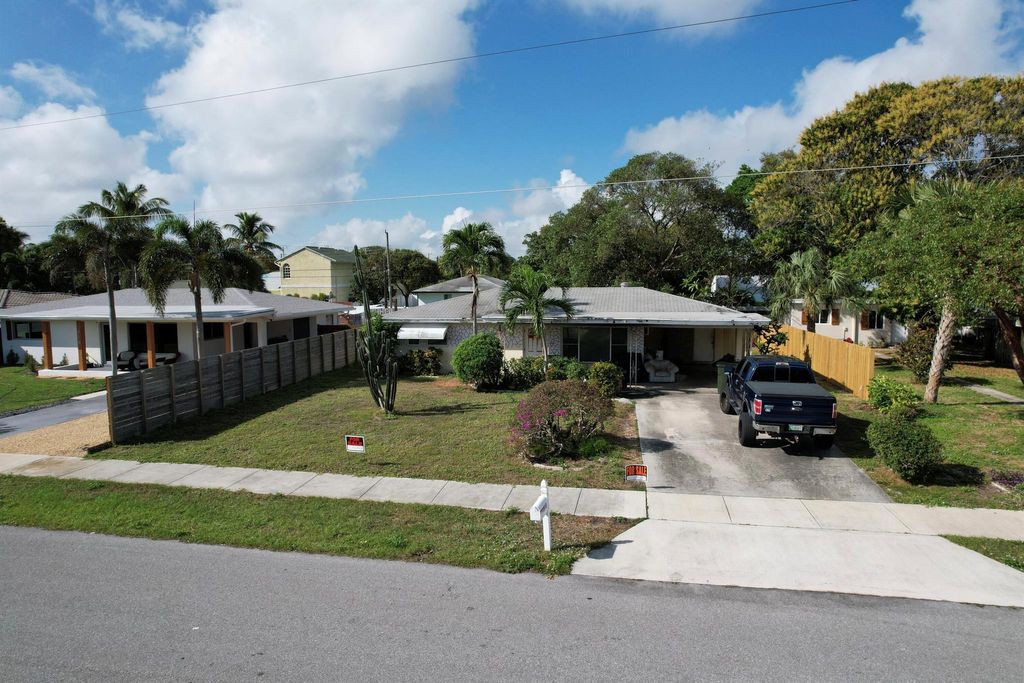 Photo of 910 SE 3rd Avenue, Delray Beach, FL 33483 (MLS # R11132971)