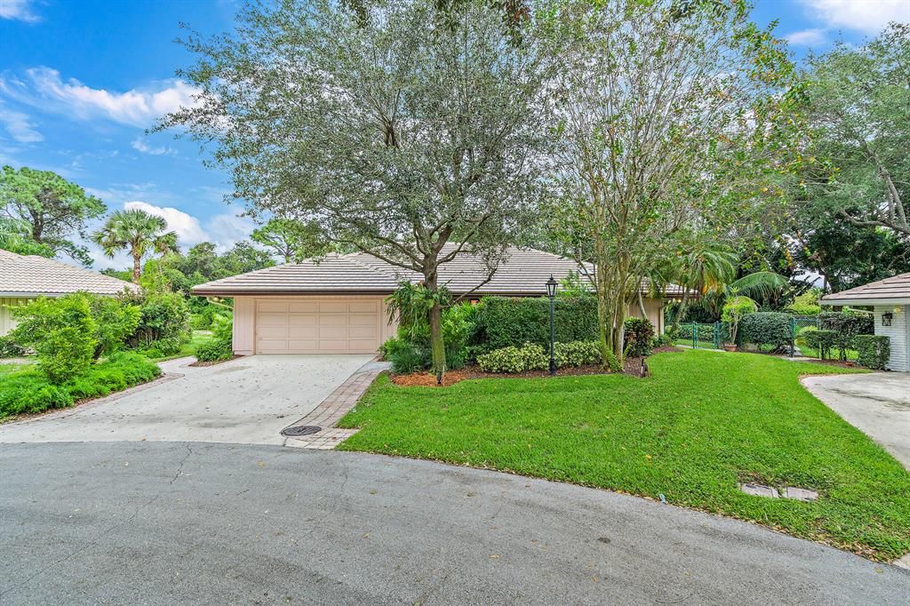 Photo of 4010 Willow Run, Palm Beach Gardens, FL 33418 (MLS # R10756905)