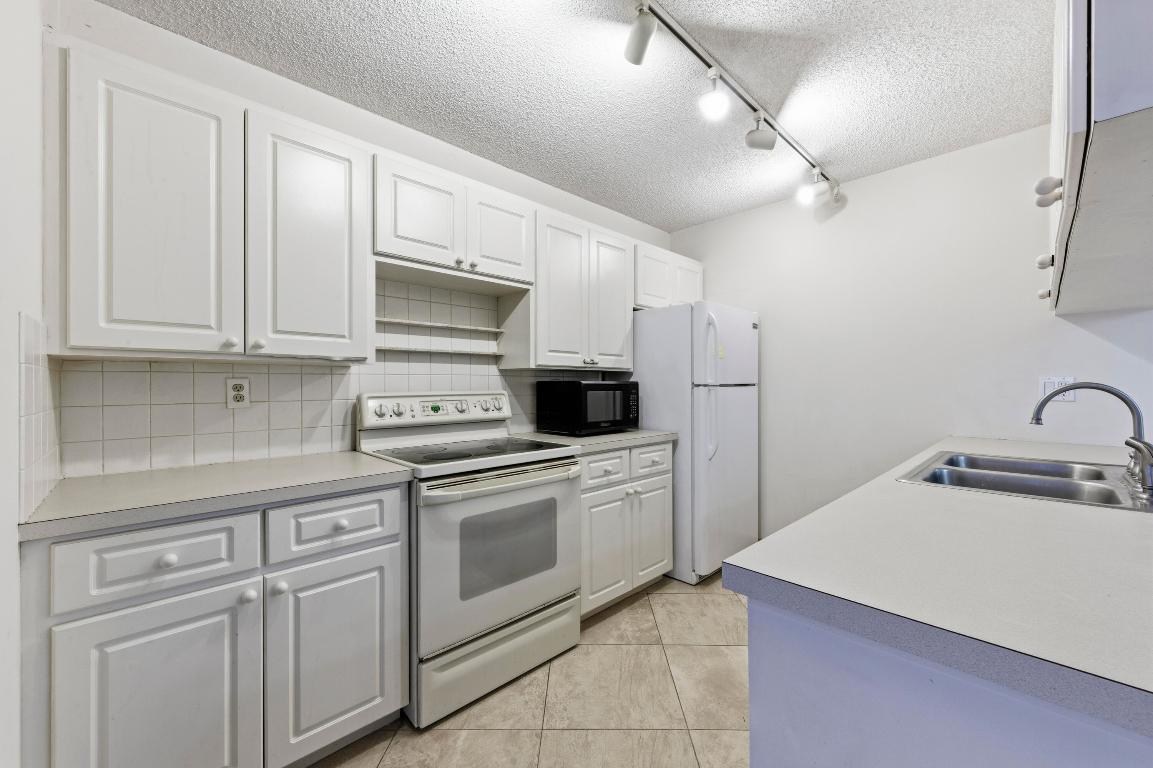 HERITAGE VILLAGE OF P B LAKES - Residential