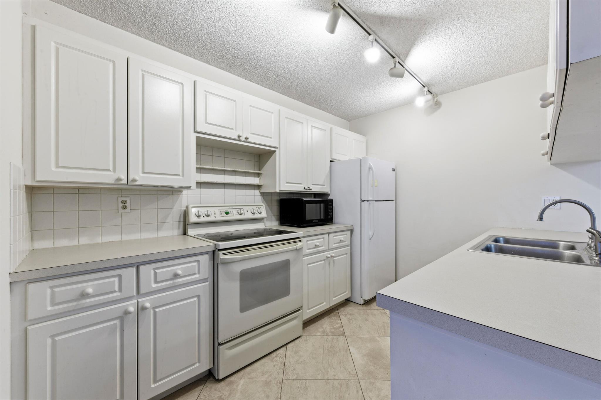 HERITAGE VILLAGE OF P B L - Residential