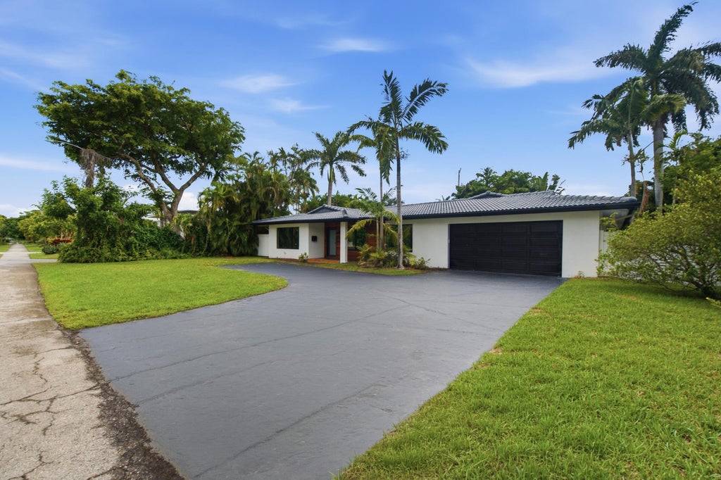 Photo of 2457 NE 27th Terrace, Fort Lauderdale, FL 33305 (MLS # B26074698)
