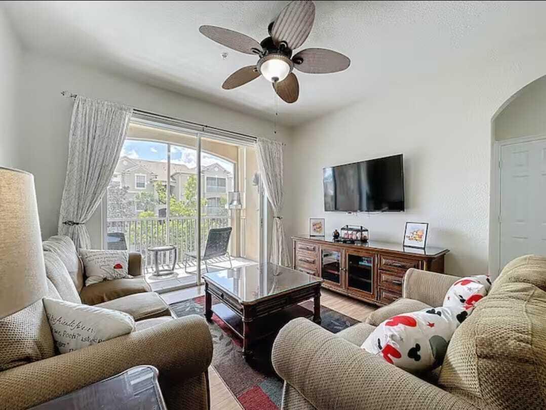 Orlando EXCELLENT income investment and personal vacation home.This property has it all. Less than 10 minutes to he parks. 3 minutes to Super Walmarket and amazing resturants.Enjoy the community private water play groung with fountains, oylmpic pool., slides and lake front views. Enjoy poolside dinning from the cafe, gameroom, and private movie theaters.The property has been book very often and comes with solid future bookings** Lender Financing availbe with 25% down. As for details......* SELLER MOVTIVATED do to family issues.Call for your private tour.