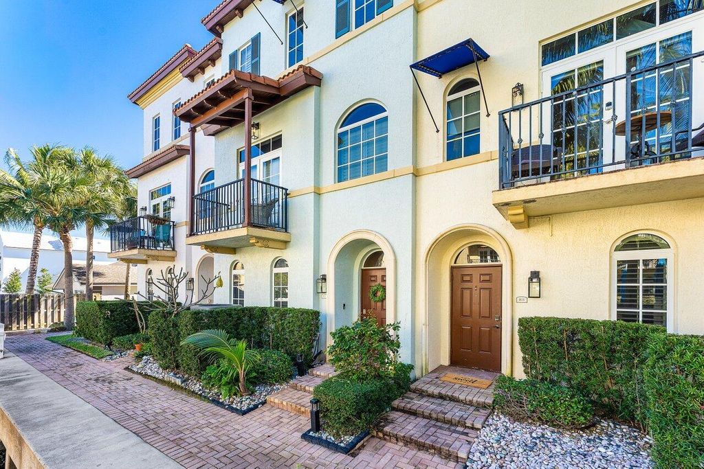 Photo of 813 Estancia Way, Boynton Beach, FL 33435 (MLS # R11161121)