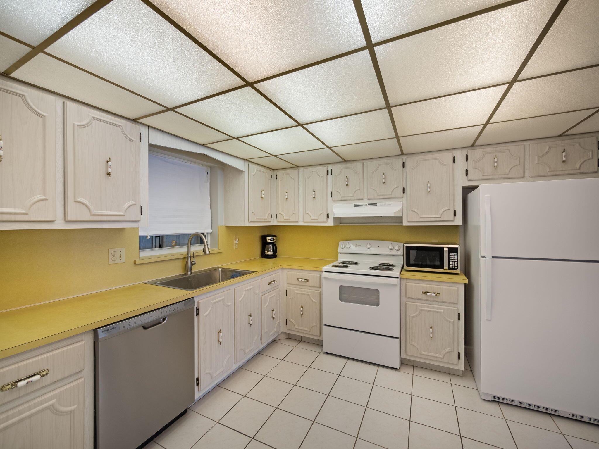 801 Lake Shore Drive 204, Lake Park, FL, 33403/$339,999 4 801 Lake Shore Drive 204