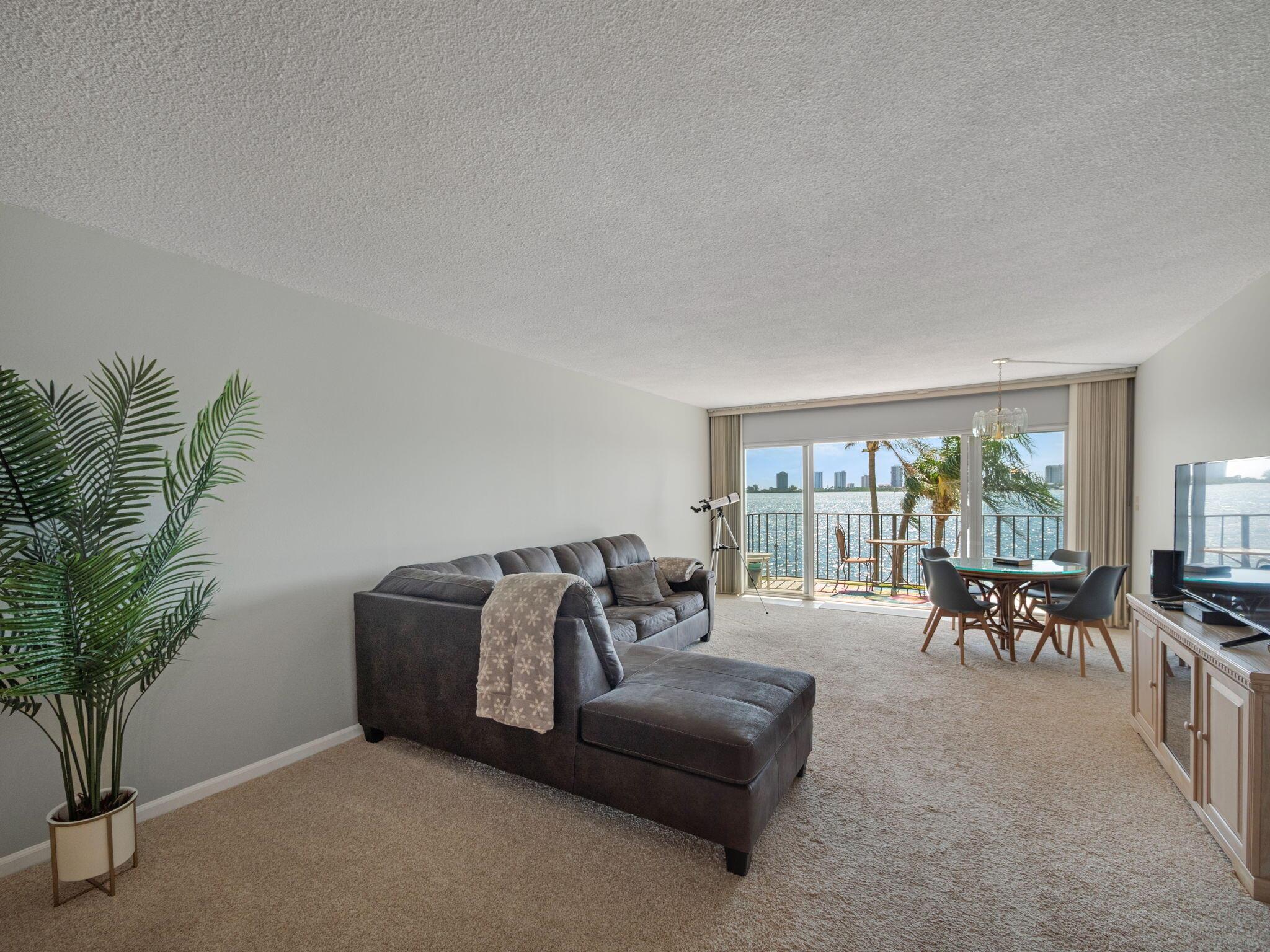 801 Lake Shore Drive 204, Lake Park, FL, 33403/$339,999 1 801 Lake Shore Drive 204