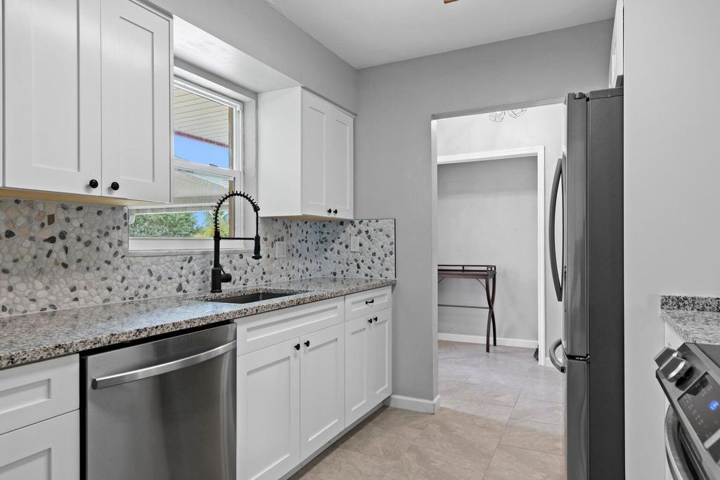 Photo of 474 22nd Street SE, Vero Beach, FL 32962 (MLS # R11133494)