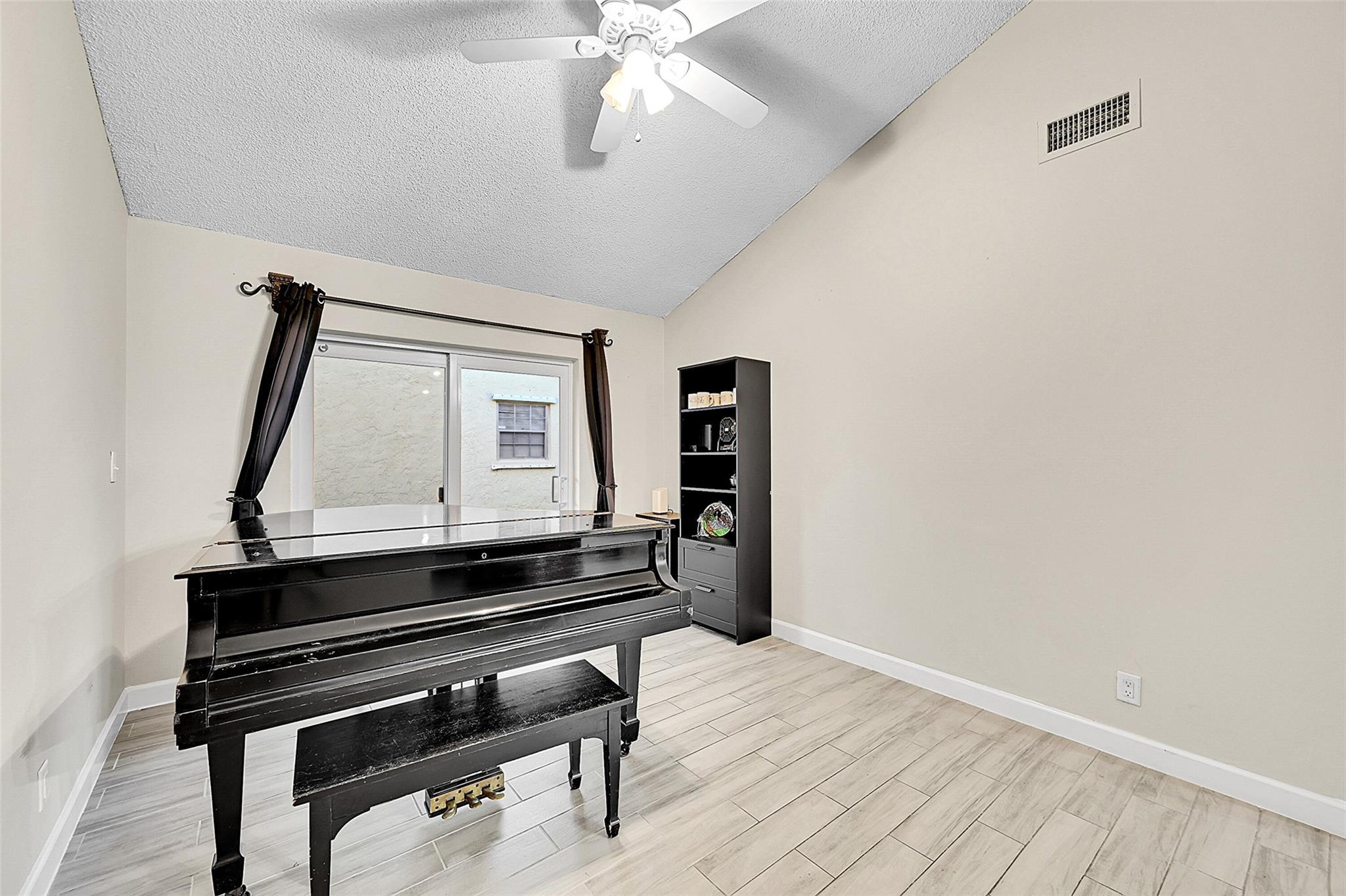 SPRINGTREE LAKES - Residential