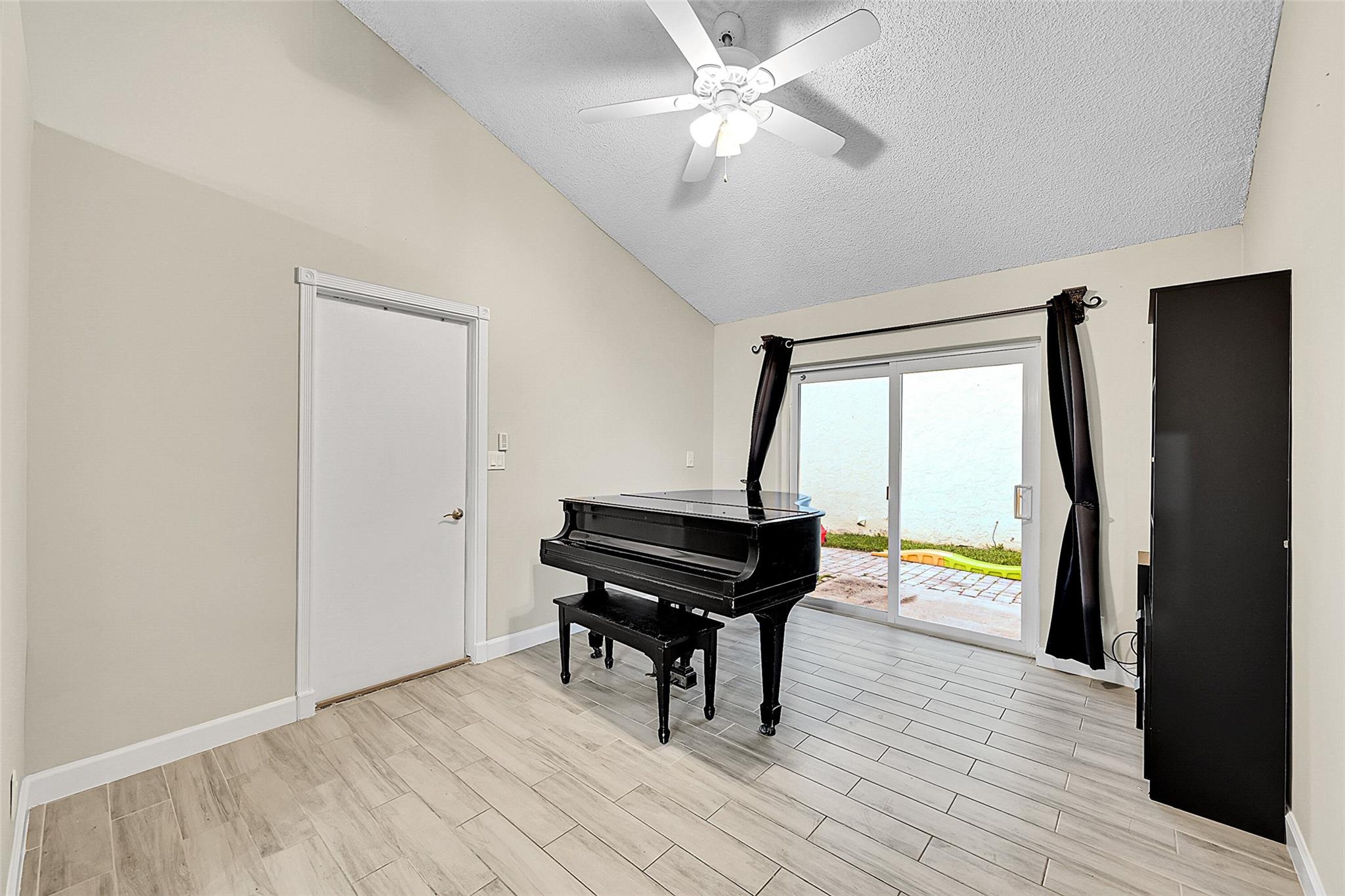 SPRINGTREE LAKES - Residential