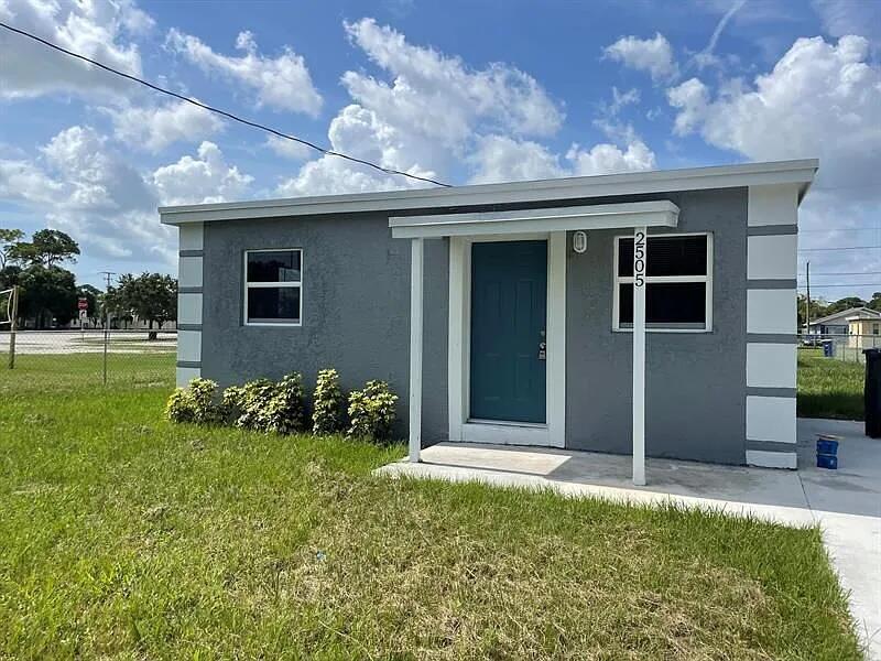 Photo of 2505 AVENUE L, Fort Pierce, FL 34947 (MLS # B26056823)