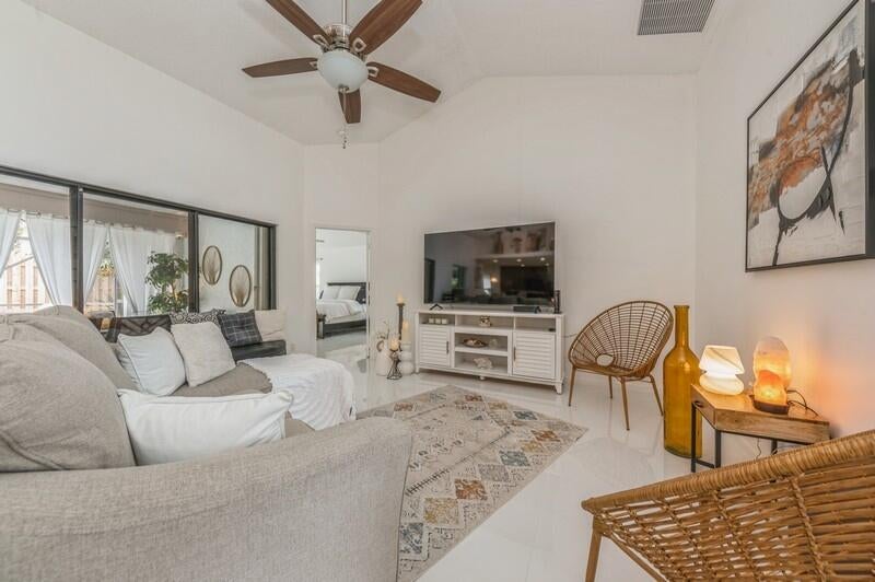 Photo of 15 Dogwood Circle, Boynton Beach, FL 33436 (MLS # R11053268)