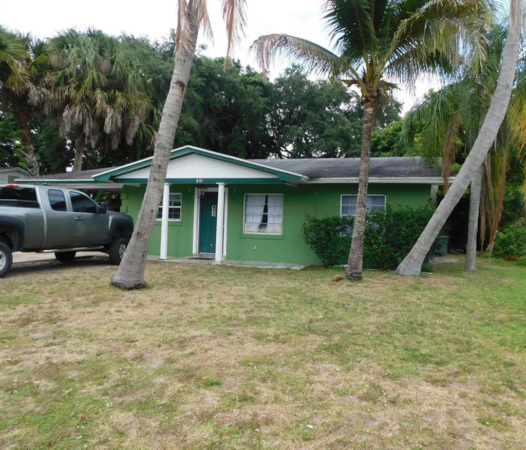 Photo of 810 S 11th Street, Fort Pierce, FL 34950 (MLS # R10796052)