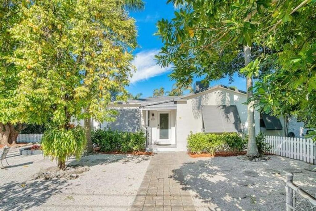 Photo of 11 SW 4th Street, Delray Beach, FL 33444 (MLS # R11166954)