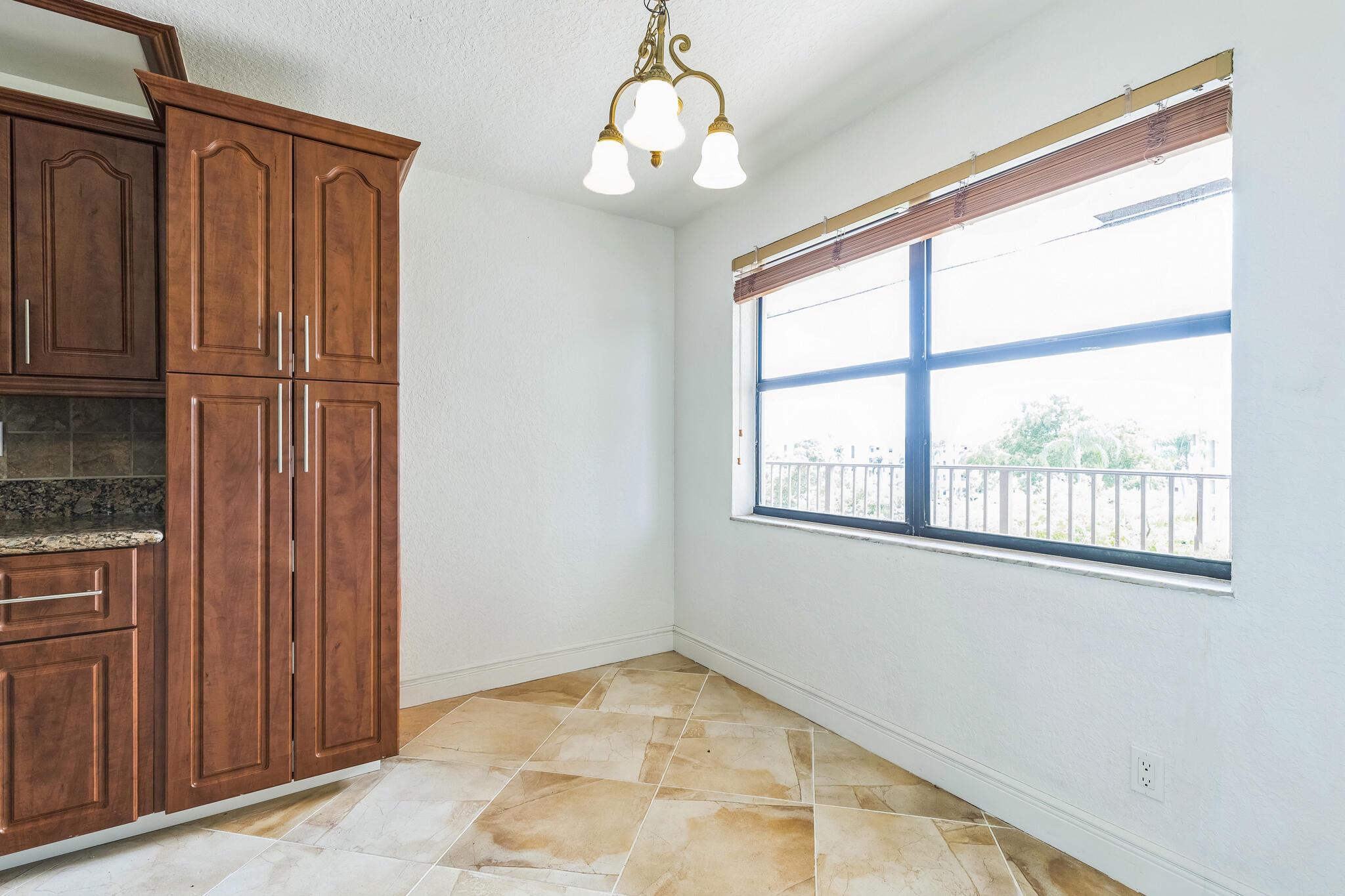 2704 NW 104th Avenue 401, Sunrise, FL, 33322/$199,900 2 2704 NW 104th Avenue 401