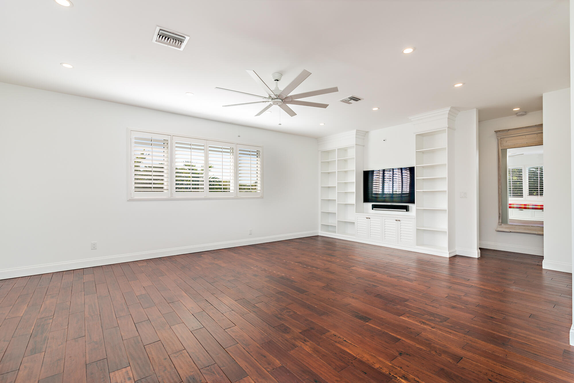 YACHT CLUB - Residential