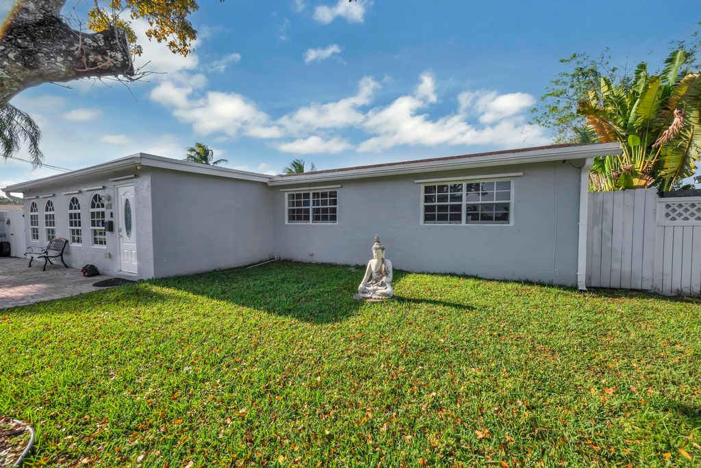 Photo of 471 NW 39th Street, Deerfield Beach, FL 33064 (MLS # R11082638)