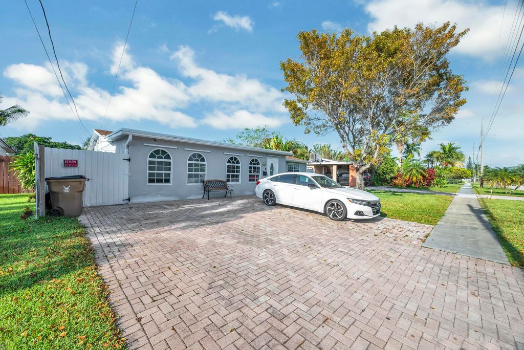 Photo of 471 NW 39th Street, Deerfield Beach, FL 33064 (MLS # R11082638)