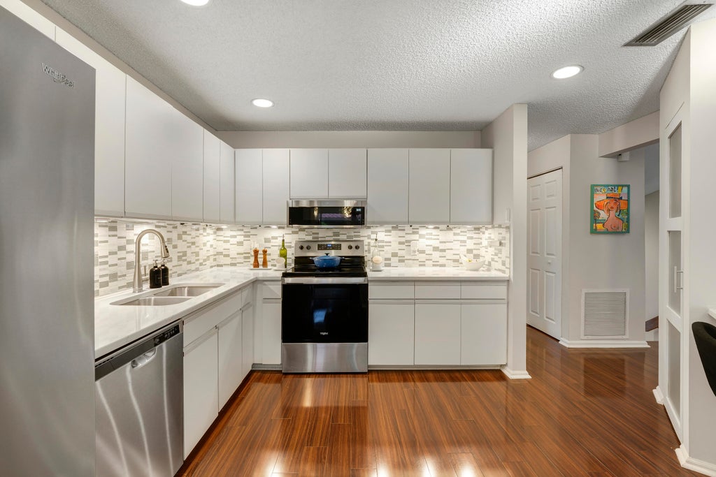 Photo of 13 LEXINGTON Lane E #G, Palm Beach Gardens, FL 33418 (MLS # B26072267)