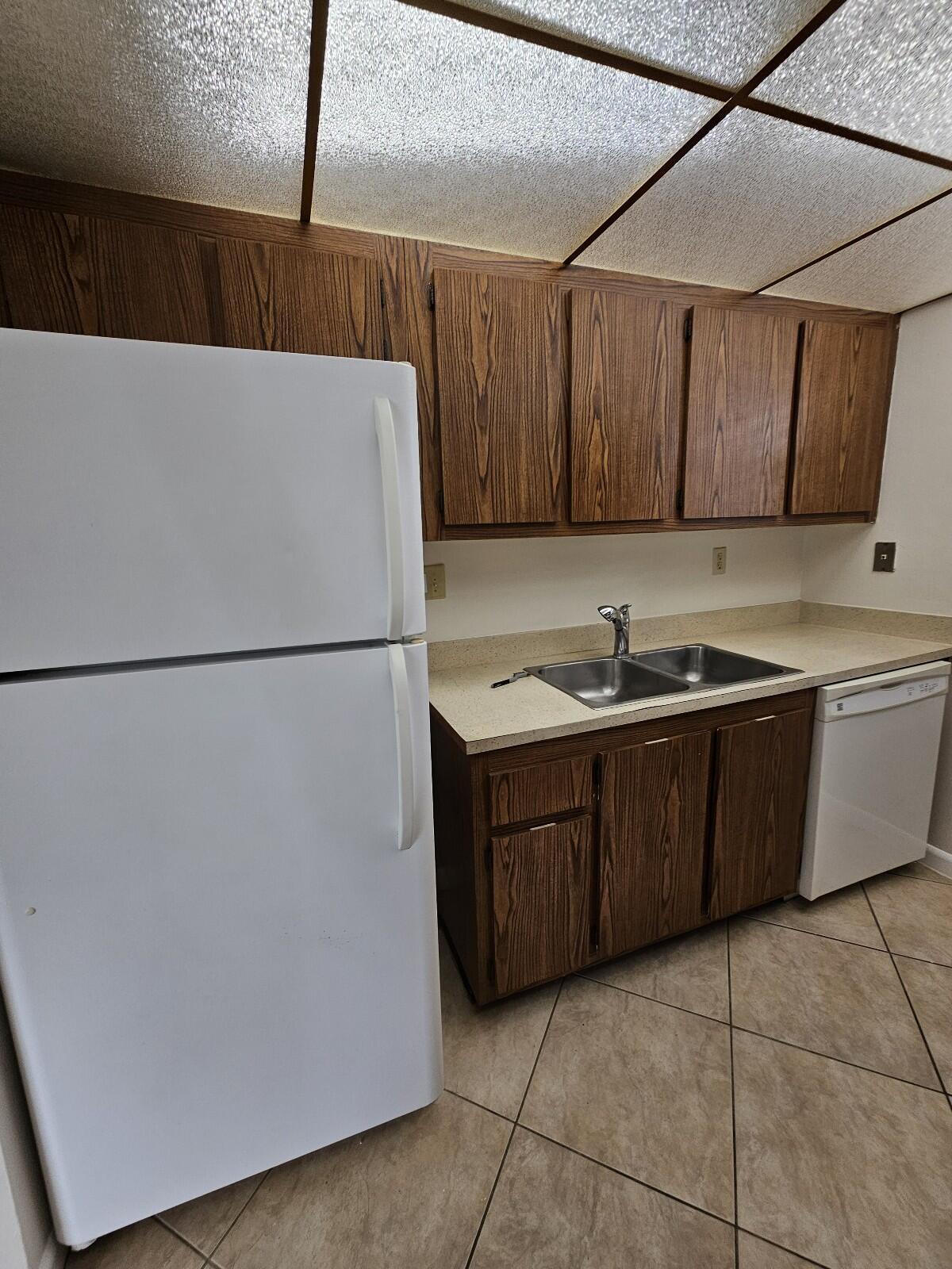 PRESIDENTIAL GOLFVIEW CONDO - Residential Lease