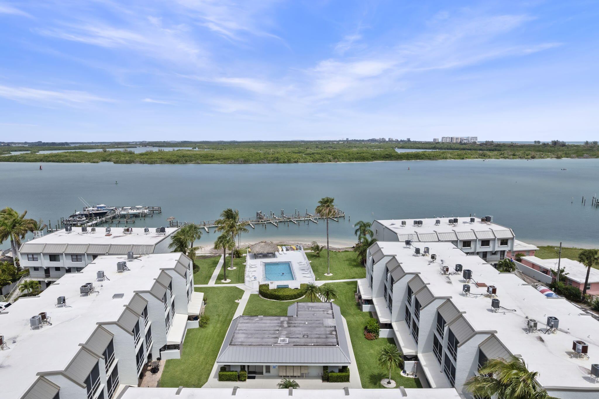 LA ENTRADA DEL MAR CONDOMINIUM - Residential