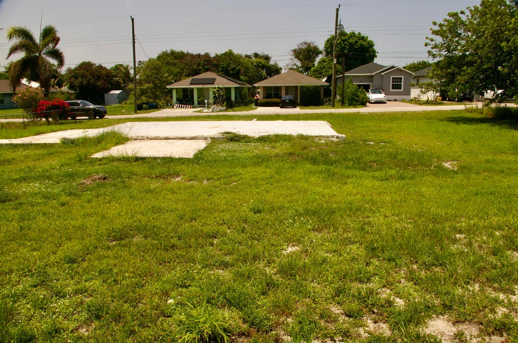 Photo of 8480 SE Citrus Way, Hobe Sound, FL 33455 (MLS # B26050541)