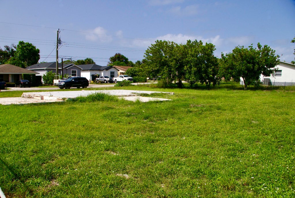 Photo of 8480 SE Citrus Way, Hobe Sound, FL 33455 (MLS # B26050541)