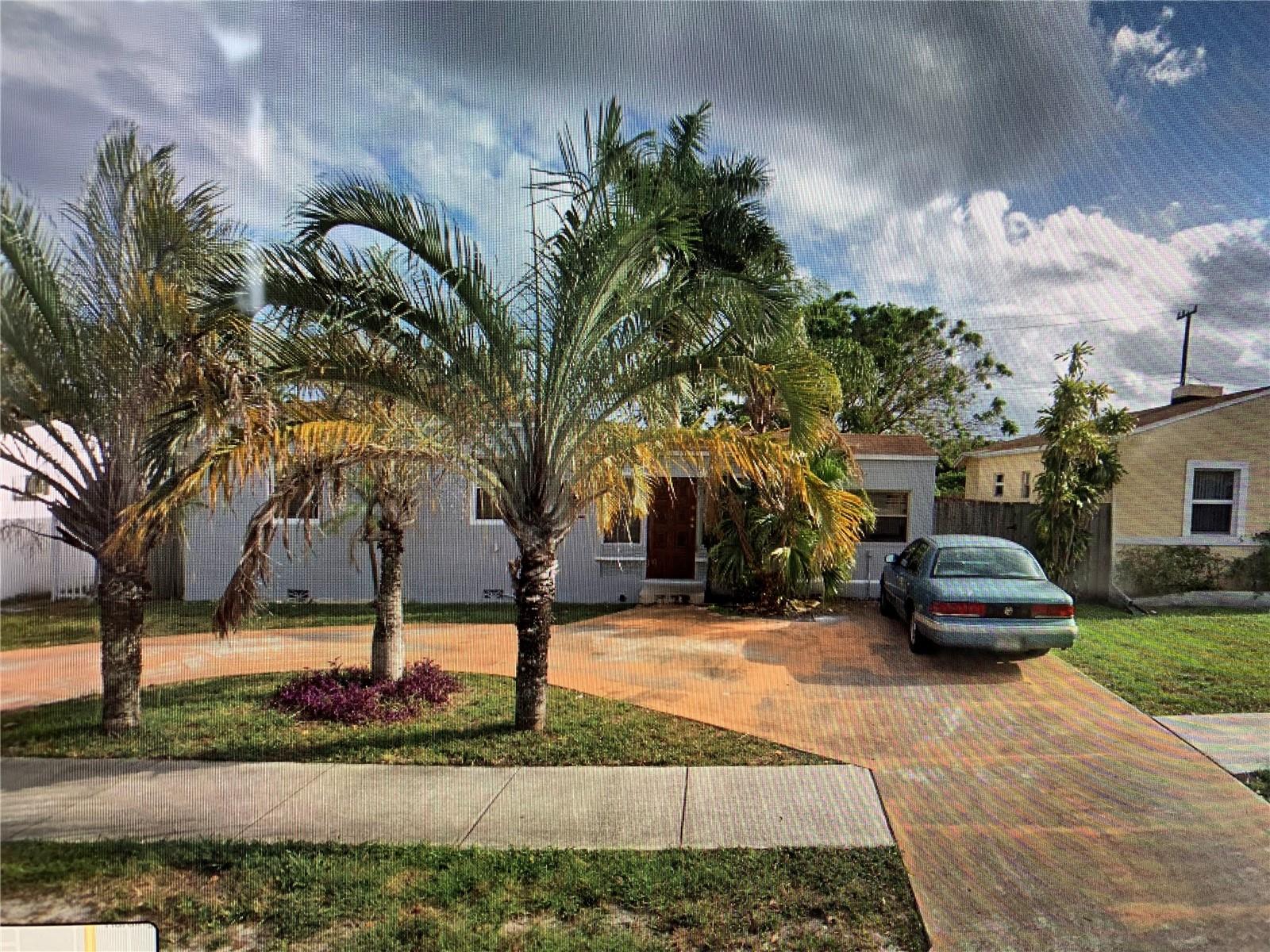 3 bedrooms 1 bathroom home updated with wood floors spacious kitchen , very nice big private back yard .
first last and security to move in