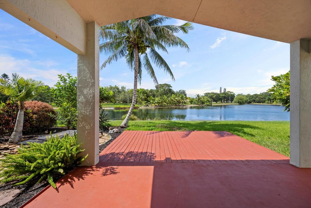 Photo of 9520 Lago Drive, Boynton Beach, FL 33472 (MLS # R11099222)