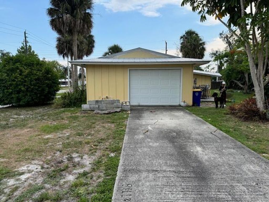 Photo of 3376 SE Evergreen Avenue, Stuart, FL 34997 (MLS # R11046237)