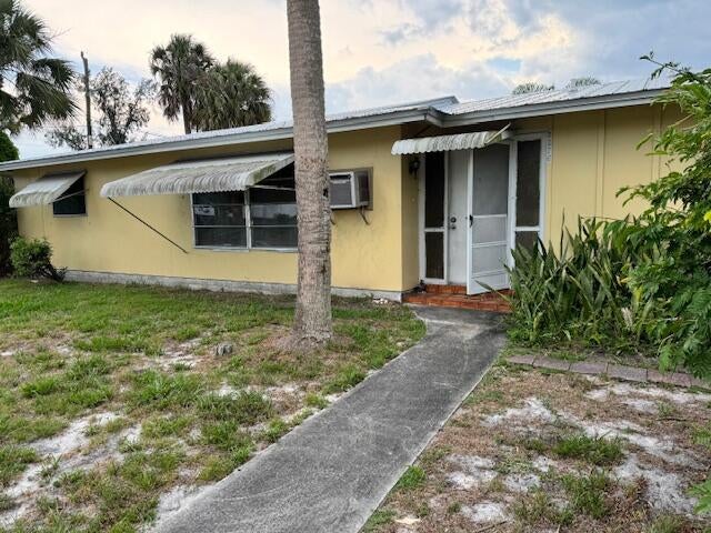 Photo of 3376 SE Evergreen Avenue, Stuart, FL 34997 (MLS # R11046237)
