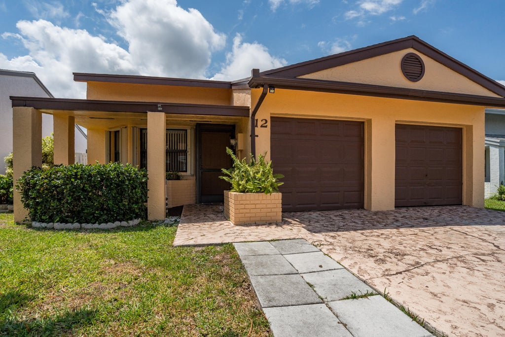 Photo of 12 Thurlow Drive, Boynton Beach, FL 33426 (MLS # R10982053)