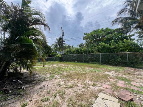 Tiny photo for 5671 NE 8TH Avenue, Oakland Park, FL 33334 (MLS # B26076149)
