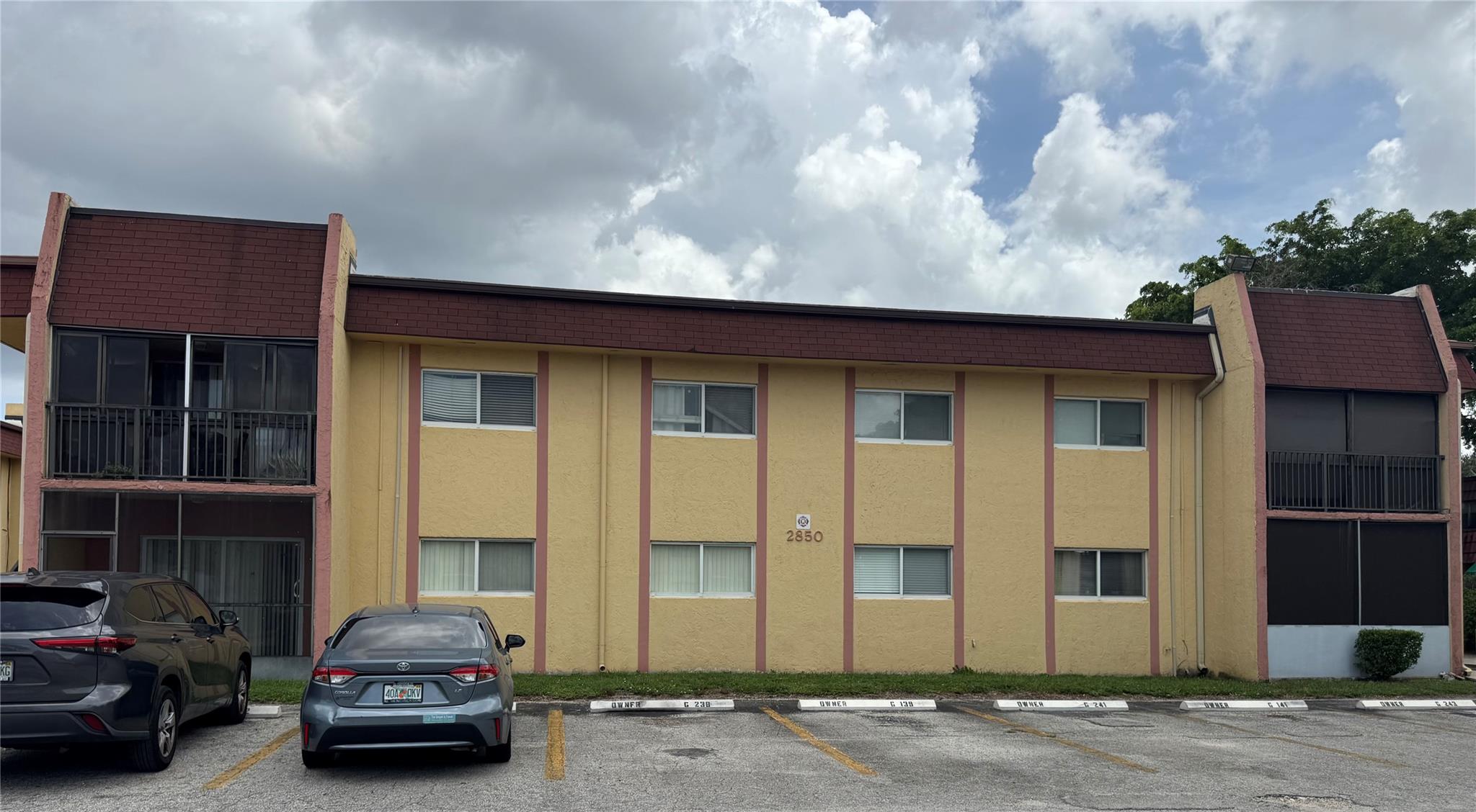 Beautiful, well-maintained, spacious 2 bedrooms/2 bathrooms condo. Upgraded.
Located close to schools, shopping, hospital, and major highway.
Property is being sold "As Is".