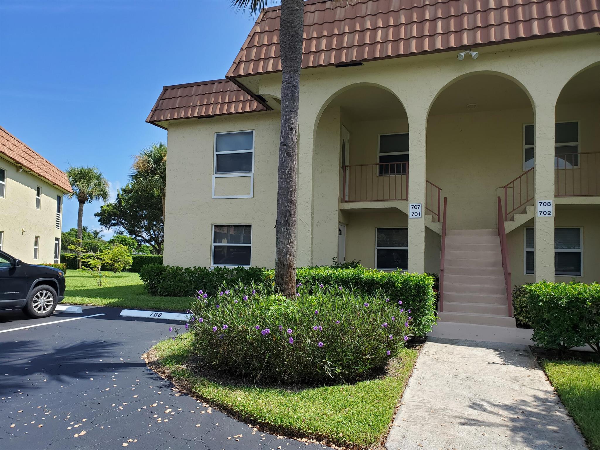 This 3 bedroom has a fabulous view overlooking Carlin Park Heart Trail. Only 7 minutes to the beach, you can smell the salt water and feel the ocean breeze from the screened-in patio. There's a king bed in master, a queen in guest room and a queen pullout in third bedroom. This corner, end unit is bright and spacious, with an open concept living area. You will love spending the winter in this quiet community by the beach with a heated pool and pickle ball and tennis. Close to the best restaurants in Jupiter, across from the River Walk along the Intracoastal and only 20 minutes to PBI, this is a great place to spend the winter!