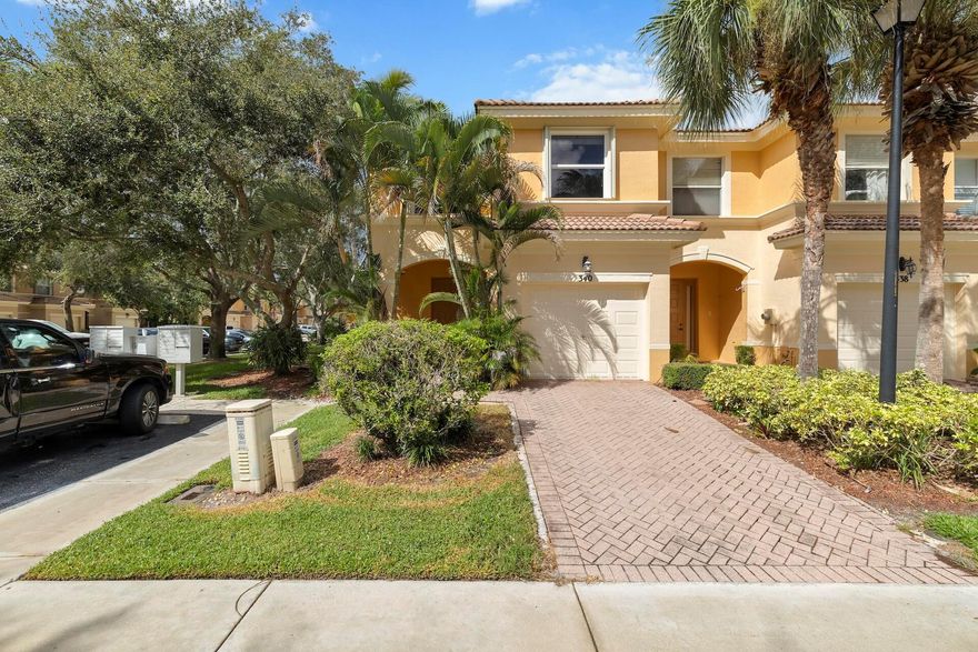 Come see this cute 3/2.5 bath corner townhouse, granite, kitchen, granite bathrooms, laminate flooring/tile, accordian shutters, great location, ready for move in.