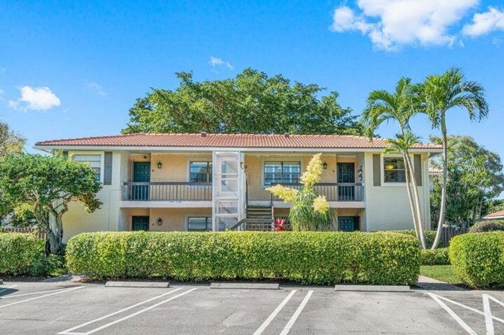 Photo of 6 Southport Lane #B, Boynton Beach, FL 33436 (MLS # R10985479)