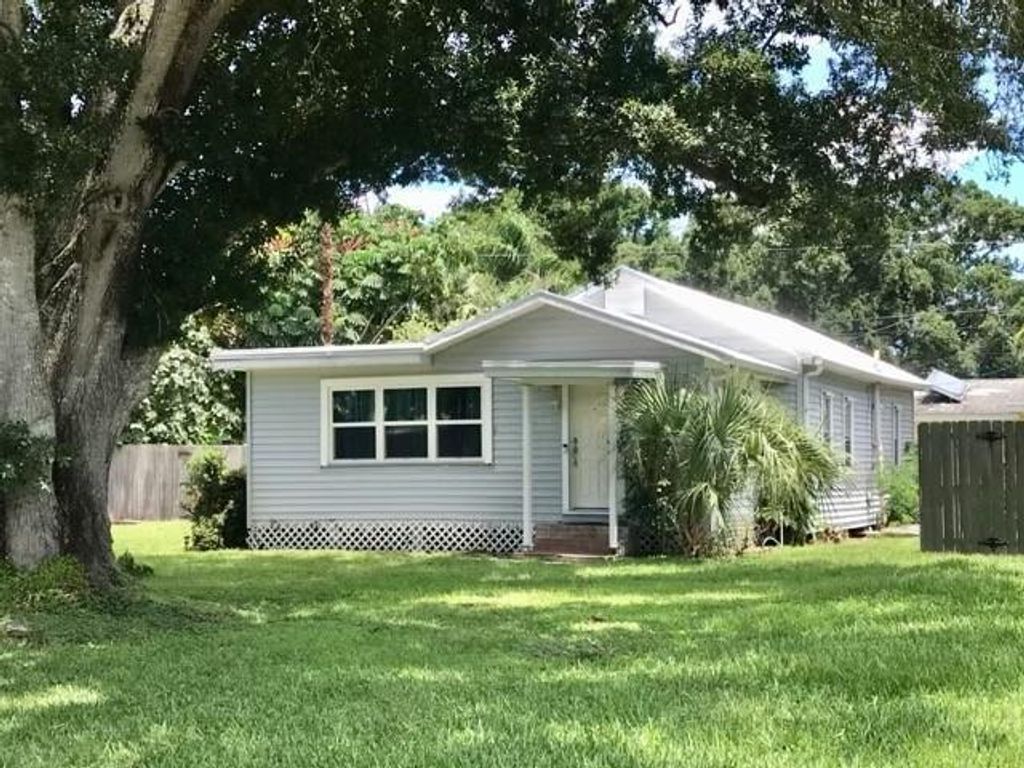 Photo of 2146 31st Avenue, Vero Beach, FL 32960 (MLS # R10737643)