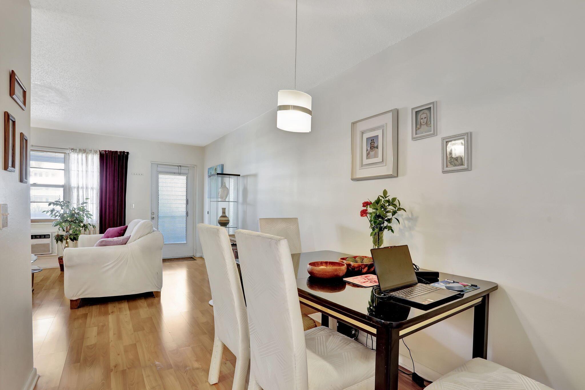 86 Lyndhurst D D