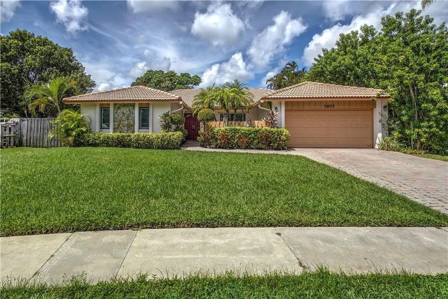 SPACIOUS 4 BED 2 BATH IN GREAT CONDITION WITH SCREENED IN POOL AND 2 CAR GARAGE. THIS PROPERTY HAS A HUGE FENCED SIDE YARD WITH ACCESS TO THE LAKE ON ALMOST ONE THIRD ACRE PIE LOT. HOME WILL BE SOLD "AS IS" WITH THE RIGHT TO INSPECT.