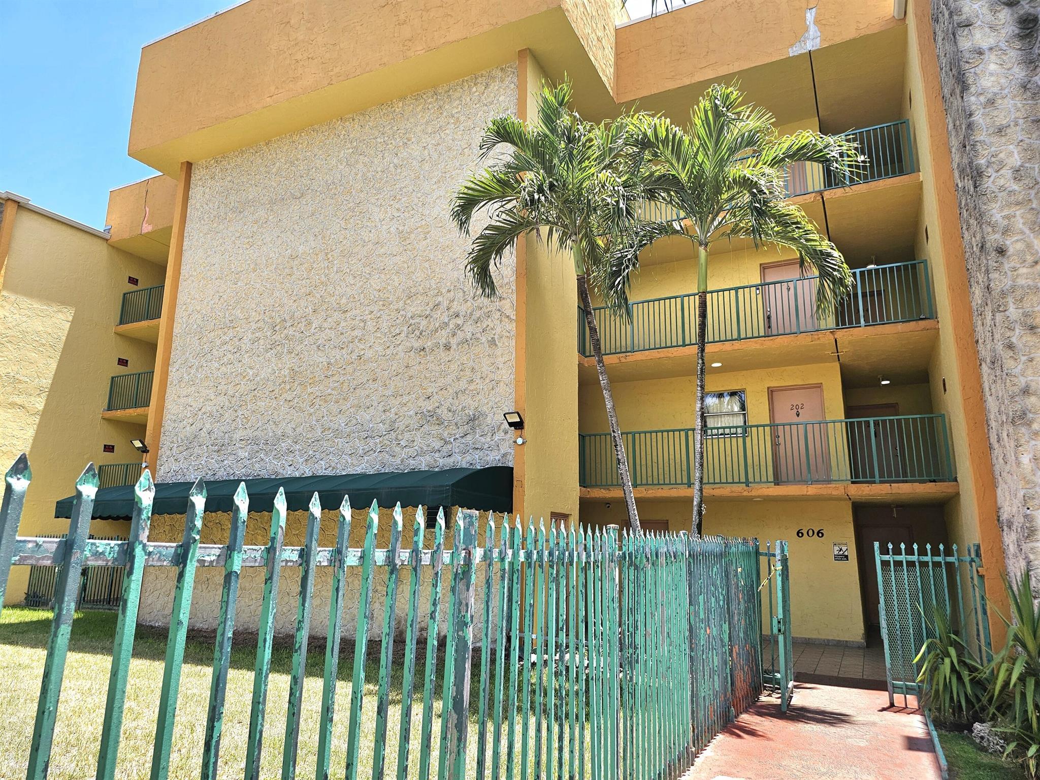 LAS ESTRELLAS CONDO - Residential