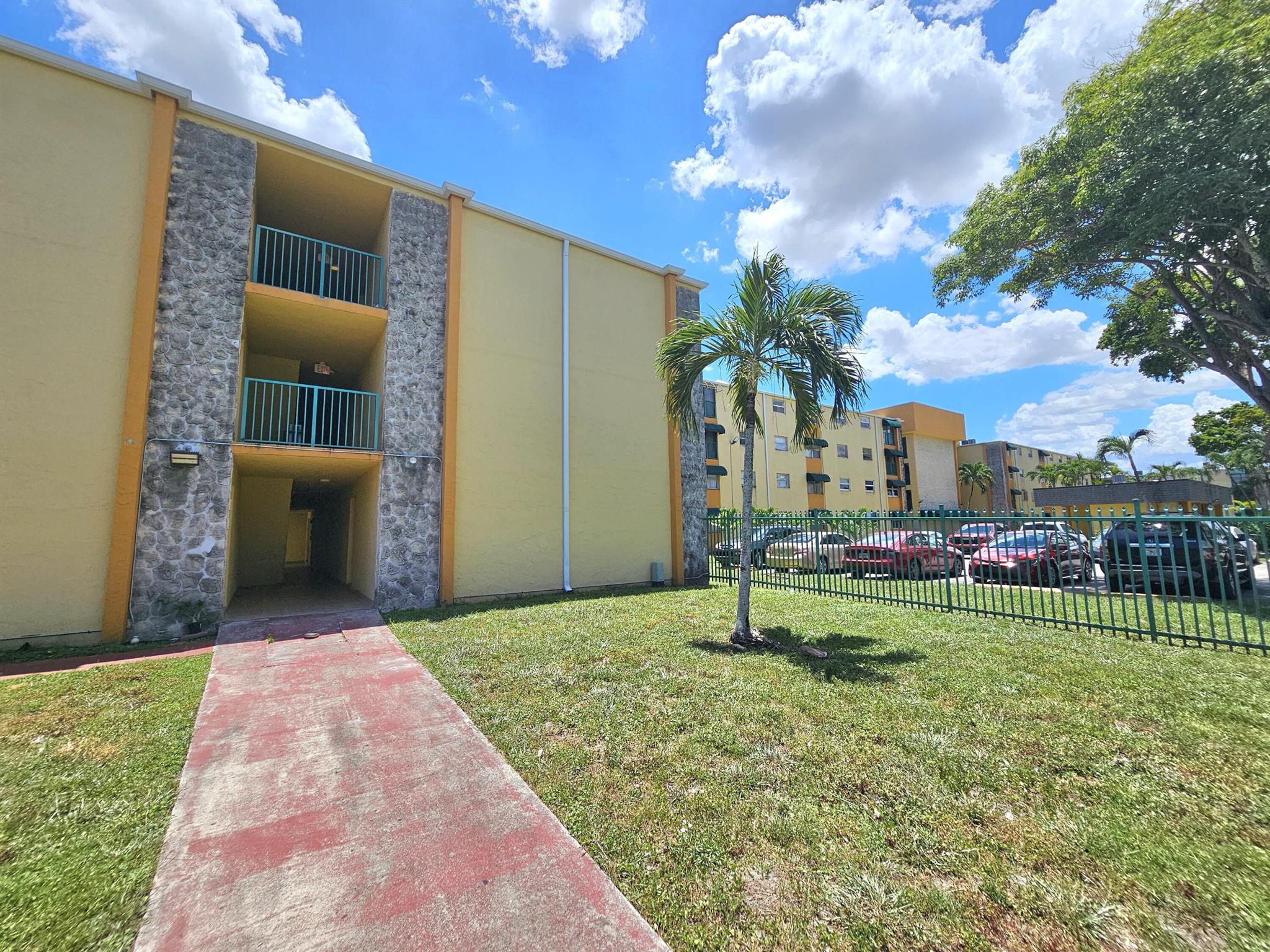 LAS ESTRELLAS CONDO - Residential