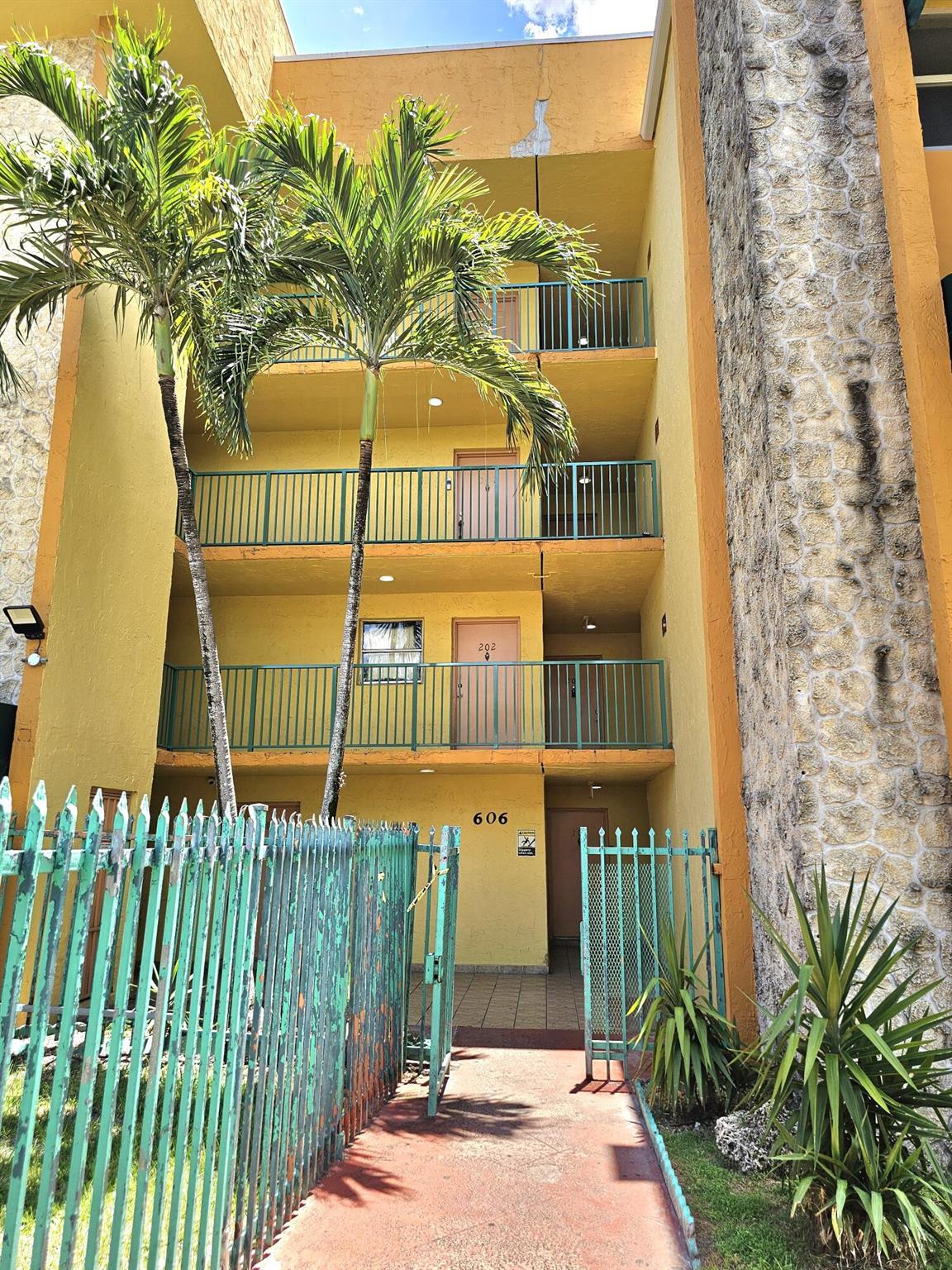 LAS ESTRELLAS CONDO - Residential