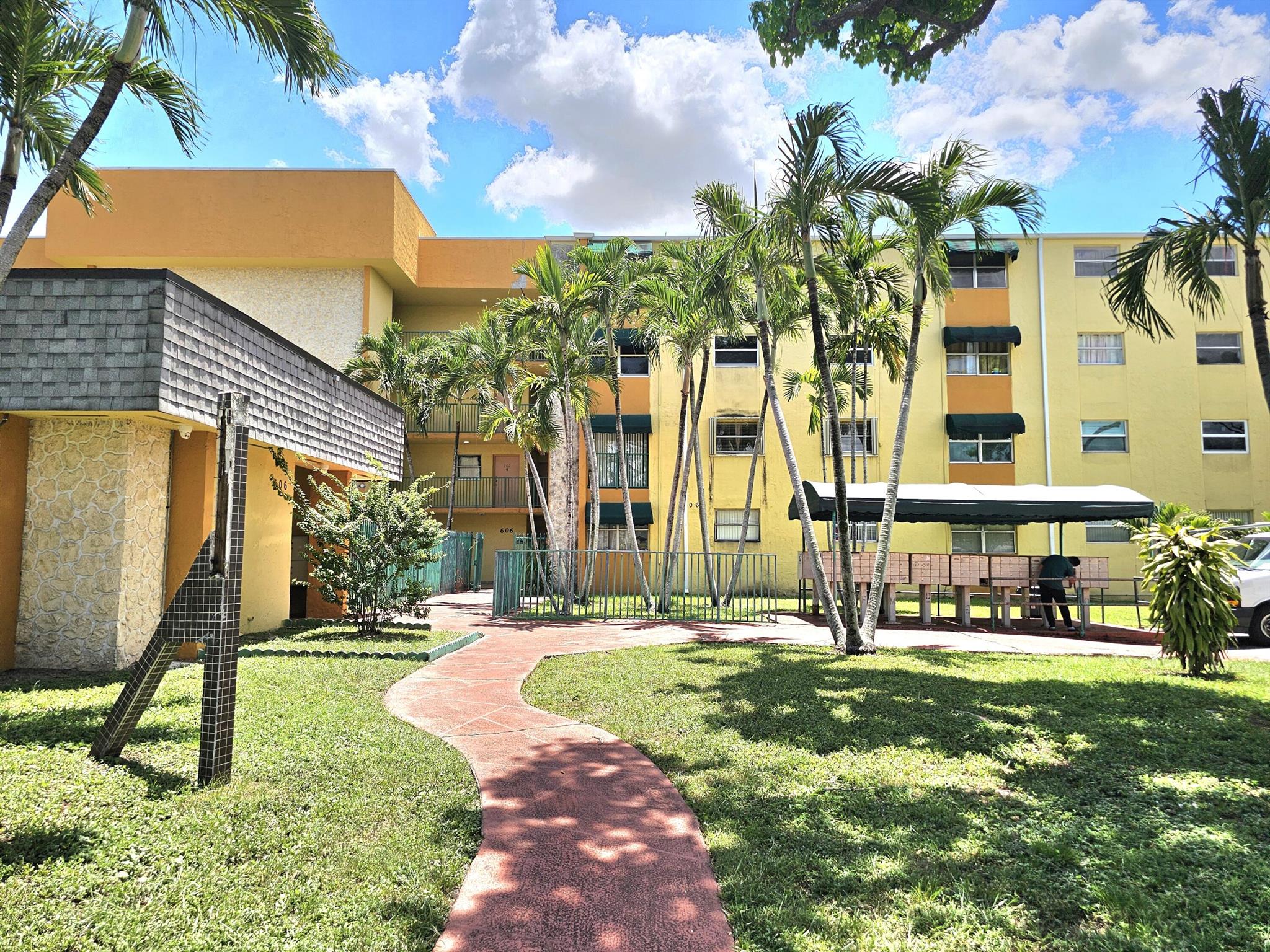 LAS ESTRELLAS CONDO - Residential